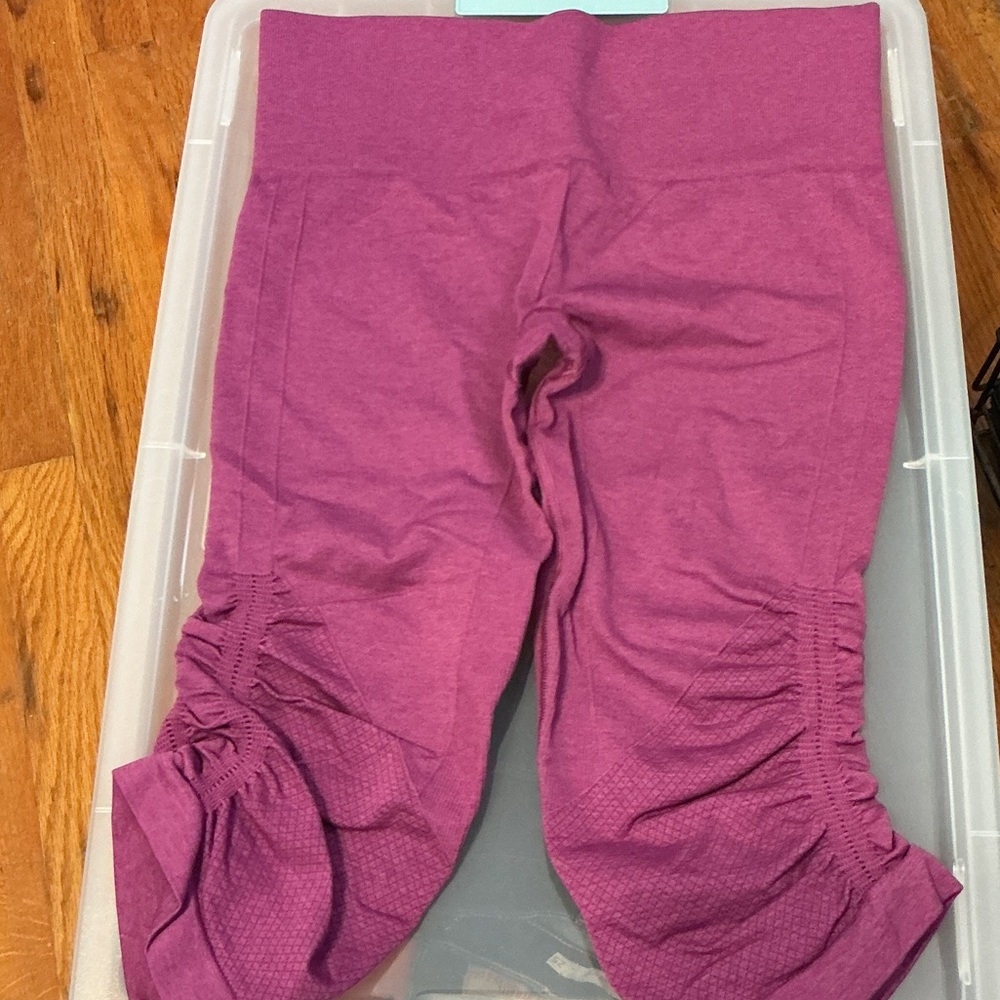 Women’s Lululemon Purple Ebb To Street capris